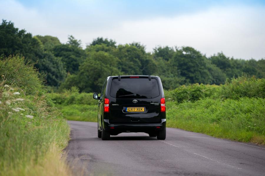  Toyota ProAce Verso Compact 2016 года  (UK) (фото 14 из 24)
